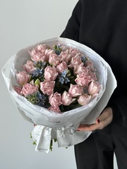 Букет из 31 розовых пионовидных тюльпанов и голубого оксипеталума