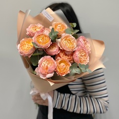 Букет кустовых роз с эвкалиптом