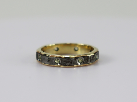 Золотое кольцо из метеорита Сеймчан с оливинами