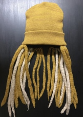 Зимняя шапочка с шерстяными дредами