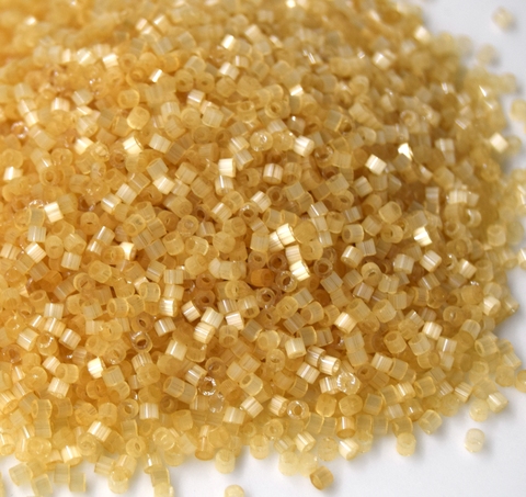 DB-0674 Бисер цилиндрический Миюки делика 11/0 /Miyuki delica 11/0 Silk Satin Light Topaz