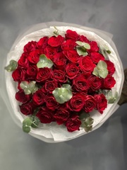 Букет Страстная ночь 35 роз с эвкалиптом.