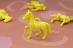 Подвеска лошадь желтая 45х42 мм акрил