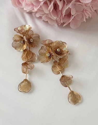 sergi-zara-dlinnye-s-podveskami-cvety