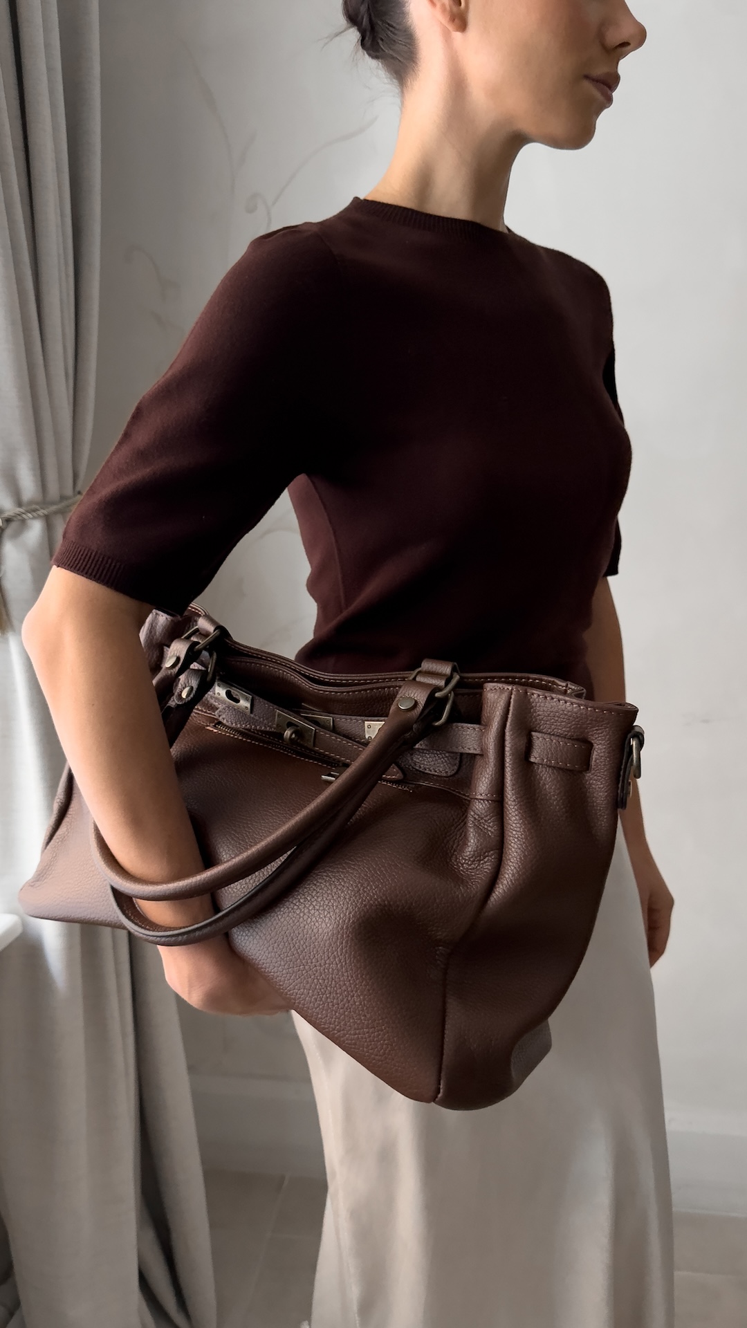 Сумка из натуральной зернистой кожи с латунной фурнитурой