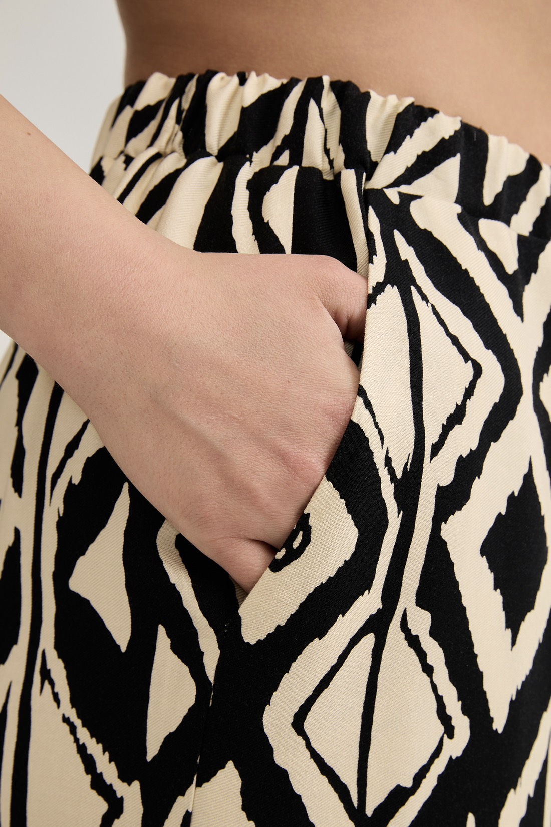 Брюки на резинке из вискозы, геометричный принт