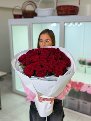 Роскошь в букете из 25 роз Red Naomi 60 см