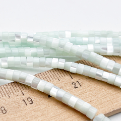 Перламутр тонированный, цвет салатовый, размер около 4*2,5 мм, цена за отрезок 19 см (1/2 нити)