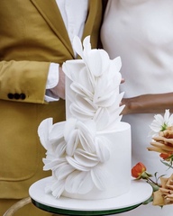Свадебный торт с декором из вафельной бумаги