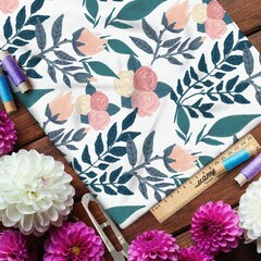 Ткань флис нарисованные маркерами цветы и листья на белом фоне