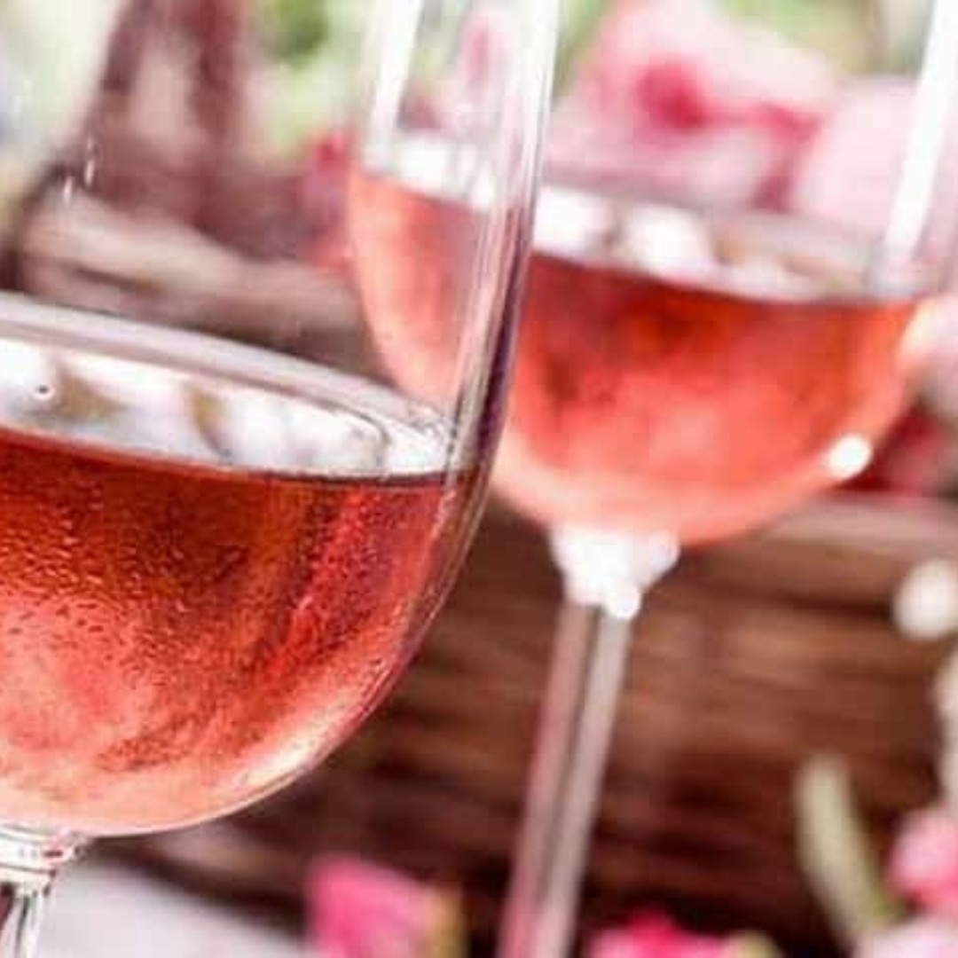 Бокал розового вина