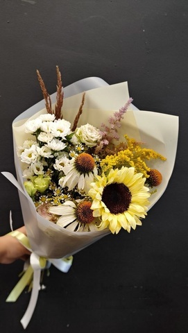 Букет с белым подсолнухом