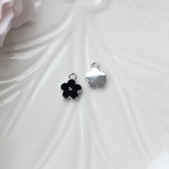 Подвеска Цветок с эмалью 11*9 мм, чёрная, родий, П1047