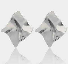 Серьги квадраты с эффектом мятого металла в стилистике BOTTEGA цвет серебро/золото