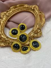 Пуговицы с матовым золотистым обрамлением и черным мраморным камнем