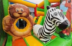 Коммерческий надувной батут «Мини джунгли» с горкой, 4*3,5*2,6 м.