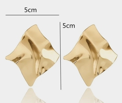 Серьги квадраты с эффектом мятого металла в стилистике BOTTEGA цвет серебро/золото