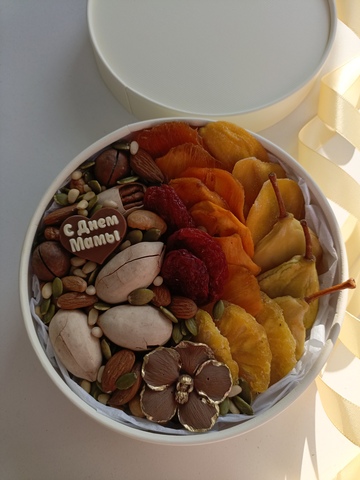 Орехи и сухофрукты в круглой коробке