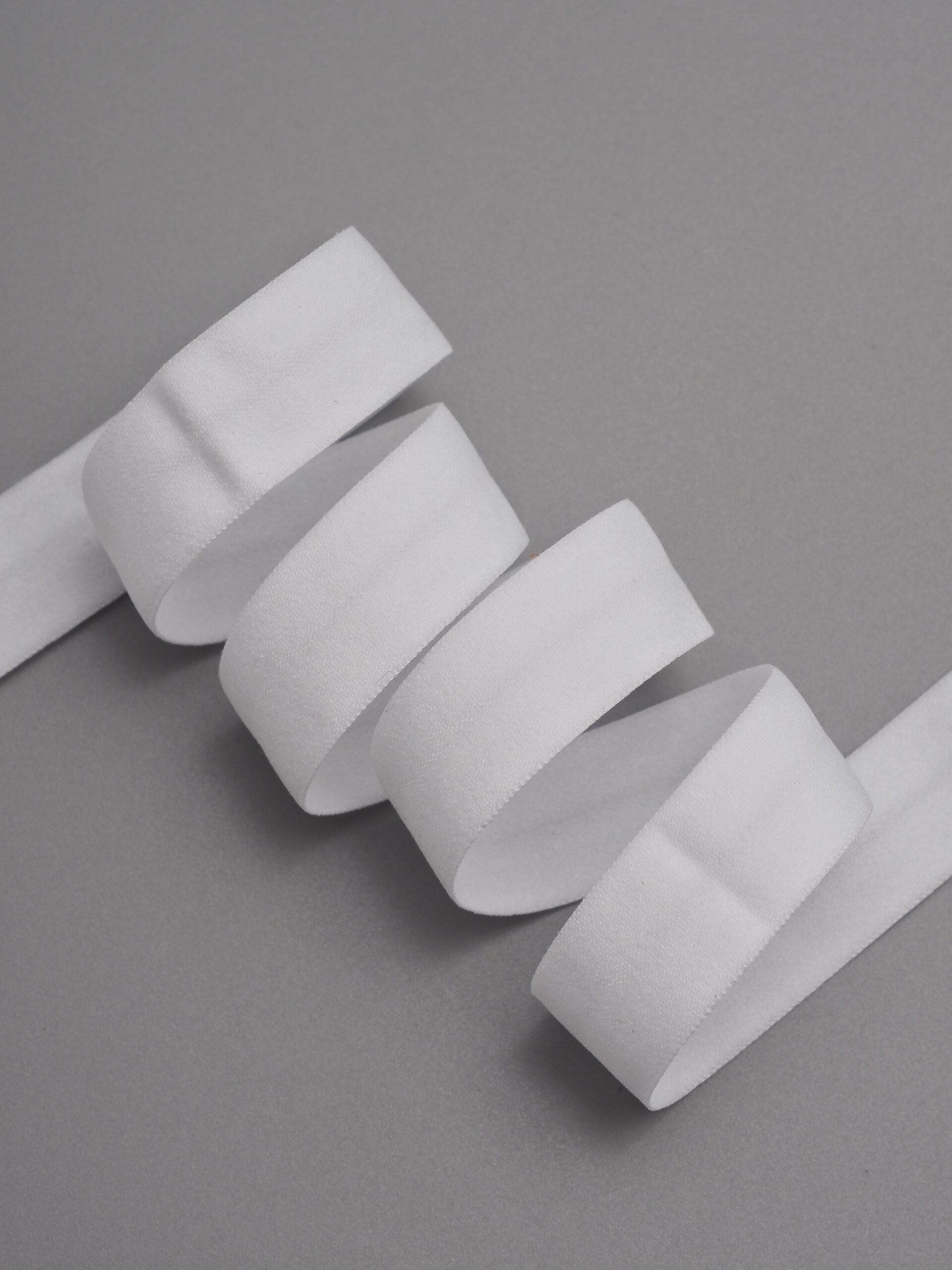 Бейка эластичная холодная белая матовая ширина 15 мм