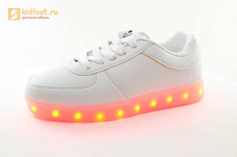 Светящиеся кроссовки с USB зарядкой Fashion (Фэшн) на шнурках, цвет белый, светится вся подошва. Изображение 3 из 29.