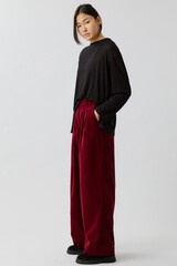 Брюки со складками из бордового бархата