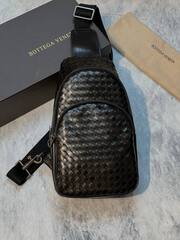 Сумка-слинг Bottega Veneta черная