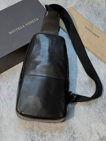 Сумка-слинг Bottega Veneta черная