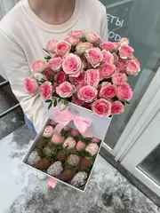 Шкатулка с кустовыми розами и клубникой в шоколаде