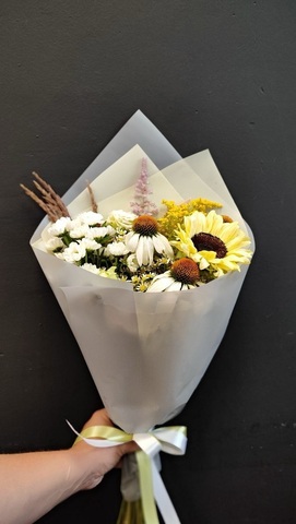 Букет с белым подсолнухом