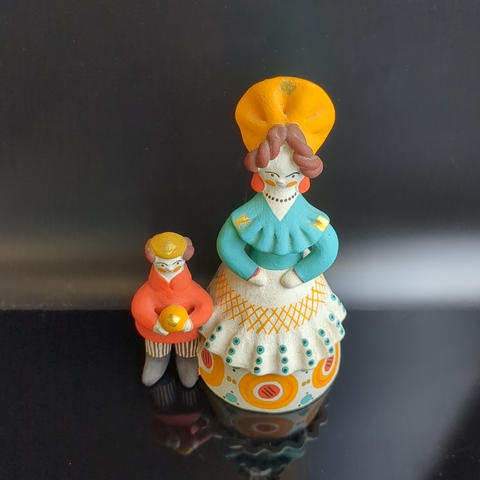 Дымковская игрушка Барыня Кормилица с ребенком. Глина, ручная лепка и роспись, Киров-Дымка, винтаж 1970-1990 гг.