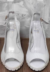 Белые босоножки женские на каблуке 10 см. Кожаные босоножки с открытой пяткой и носком EL Passo White....