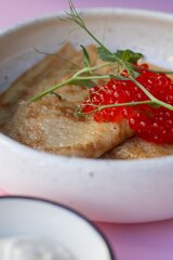 БЛИНЫ С “КРАСНОЙ ИКРОЙ”, КЕШЬЮ СМЕТАНОЙ И МИКРОЗЕЛЕНЬЮ