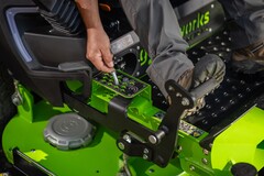 Райдер садовый ZTC152 82V (152 см) Zero Turn аккумуляторный c нулевым радиусом разворота, с АКБ 304 Ач / 24 кВтч