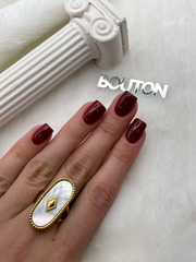 Кольцо золотистое с перламутровой овальной вставкой (безразмерное)