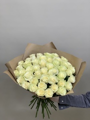Букет 45 белых роз Эквадор 50см в крафте