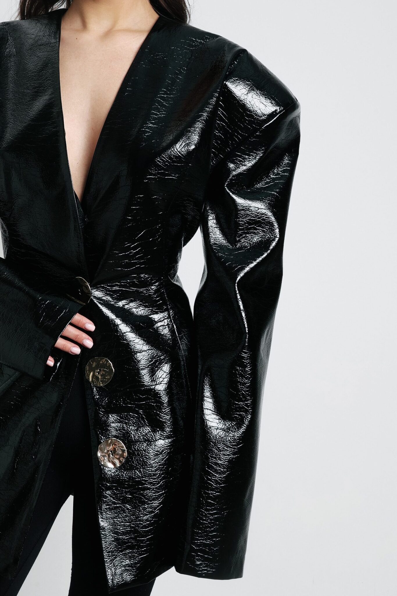 Приталенный жакет с объемными плечами