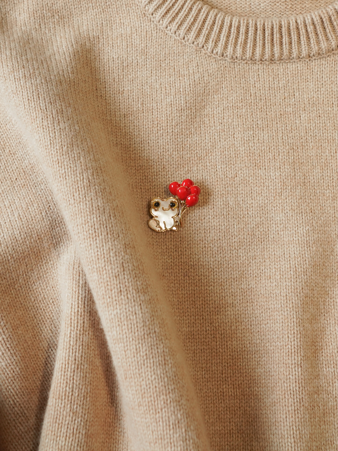 Брошь в виде лягушонка из натурального перламутра