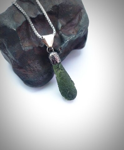 Кулон с молдавитом 