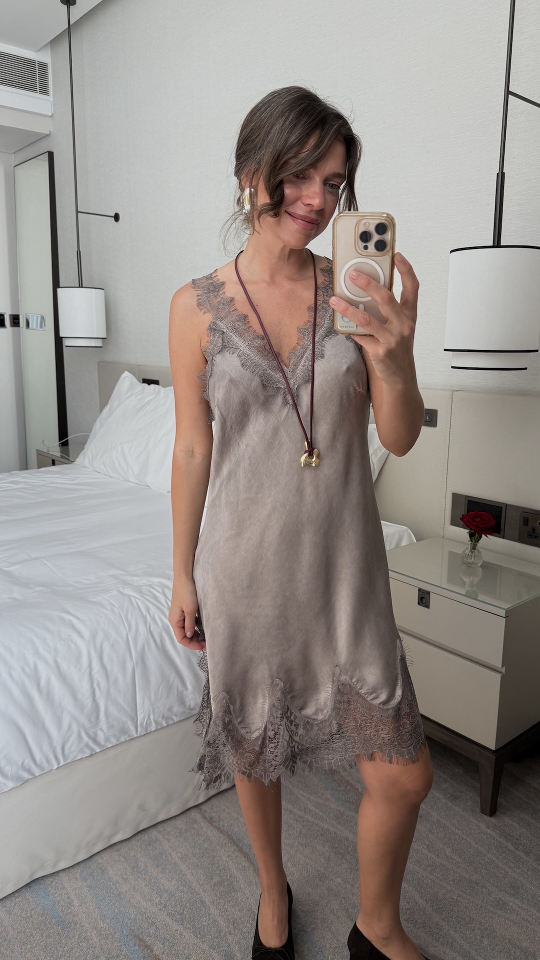 Ассиметричная подвеска на кожаном шнурке