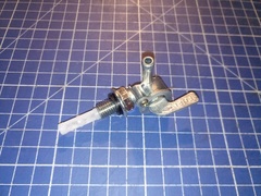 Краник топливный DDE 168F/170F  М10 выход вправо