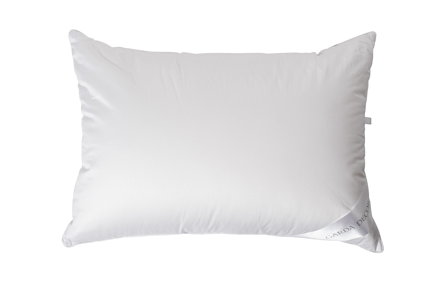 Белые подушки на кровати