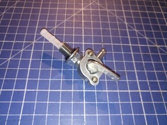 Краник топливный DDE 168F/170F  М10 выход вправо