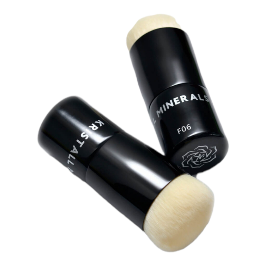 Kristall minerals cosmetics тональная основа. Kristall Minerals Cosmetics Кабуки малая. Kristall Minerals Cosmetics. Кисть Кабуки и спонж.