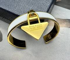 30654- Браслет жесткий PRADA кожаный с подвеской треугольник