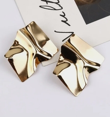 Серьги квадраты с эффектом мятого металла в стилистике BOTTEGA цвет серебро/золото