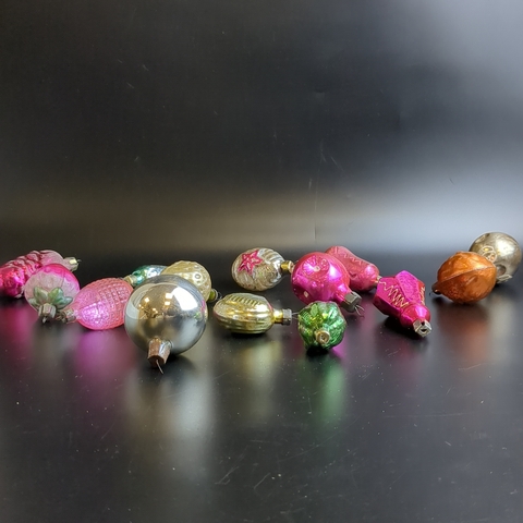 Ёлочные игрушки набор из 14 разных штук, агитация серп и молот, клубника, шишка и др, стекло, подвесные, винтаж времён СССР 1960-1980 гг. Советские ёлочные игрушки и украшения. Состояние и комплектация на фото.