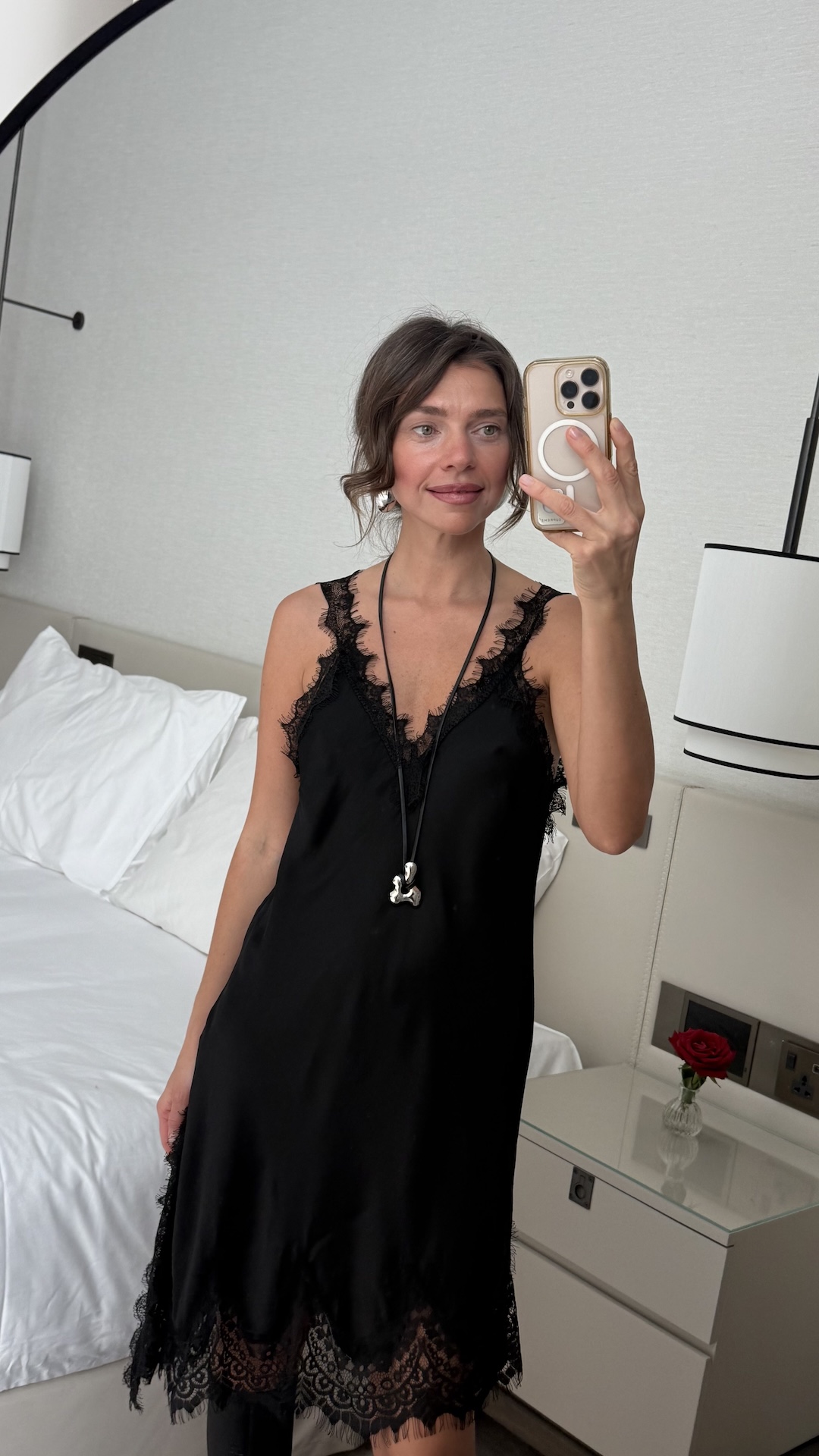 Ассиметричная подвеска на кожаном шнурке