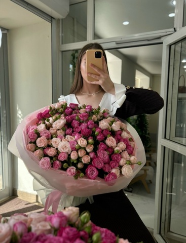 Очаровательный букет из 35 веток кустовых роз (50 см)
