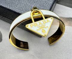 30654- Браслет жесткий PRADA кожаный с подвеской треугольник