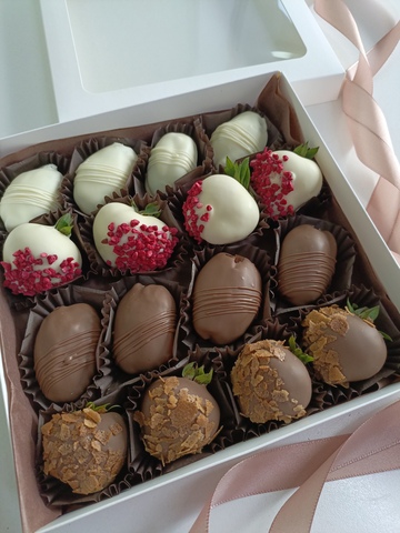 Клубника в шоколаде и финики в шоколаде